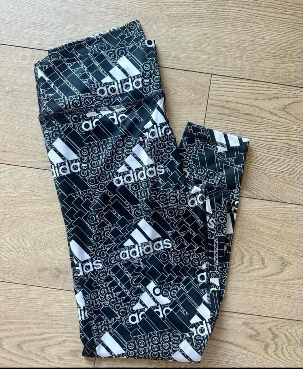 adidas · Talle L