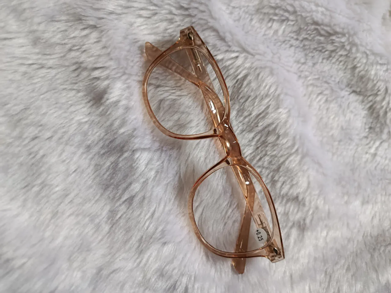 Needle eyewear