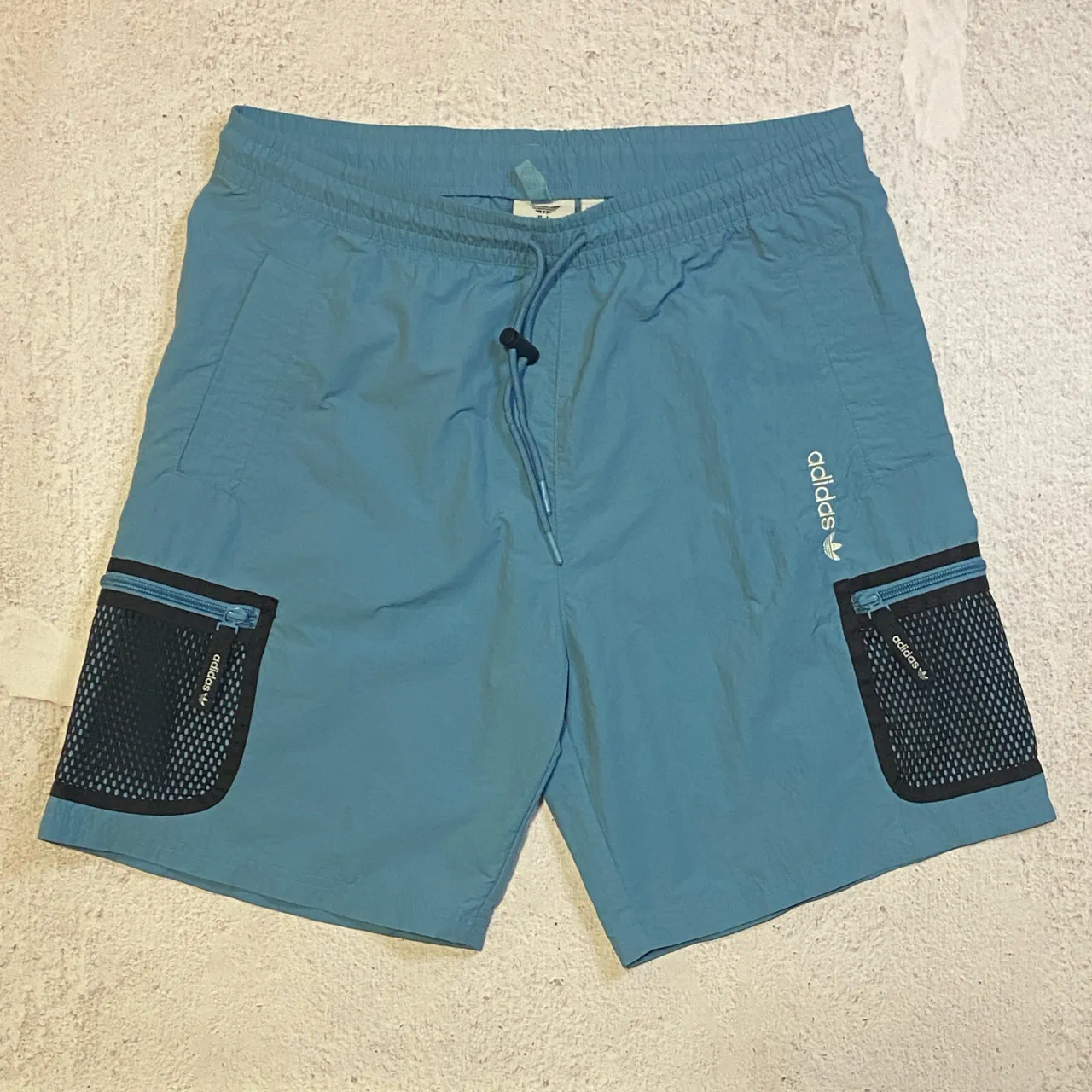 Short adidas · Talle L