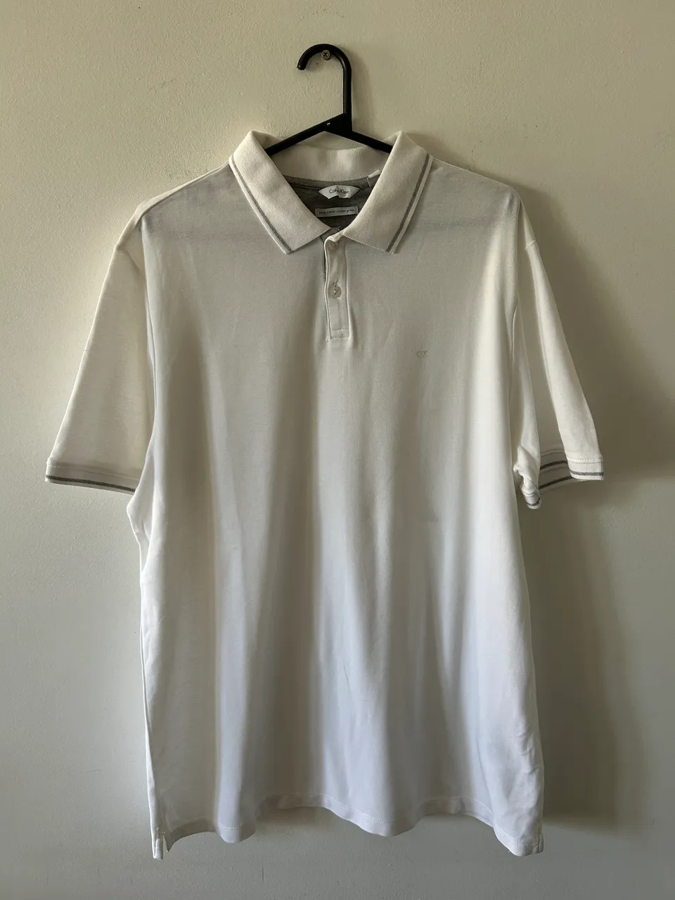 Remera Calvin Klein · Talle L