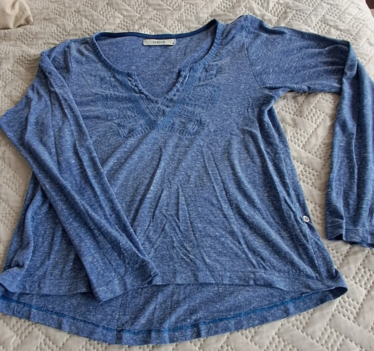Remera Zhoue · Talle S