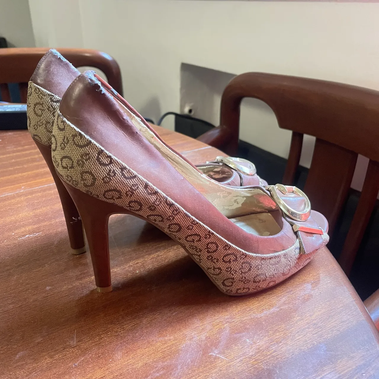 GUESS · Talle AR 37