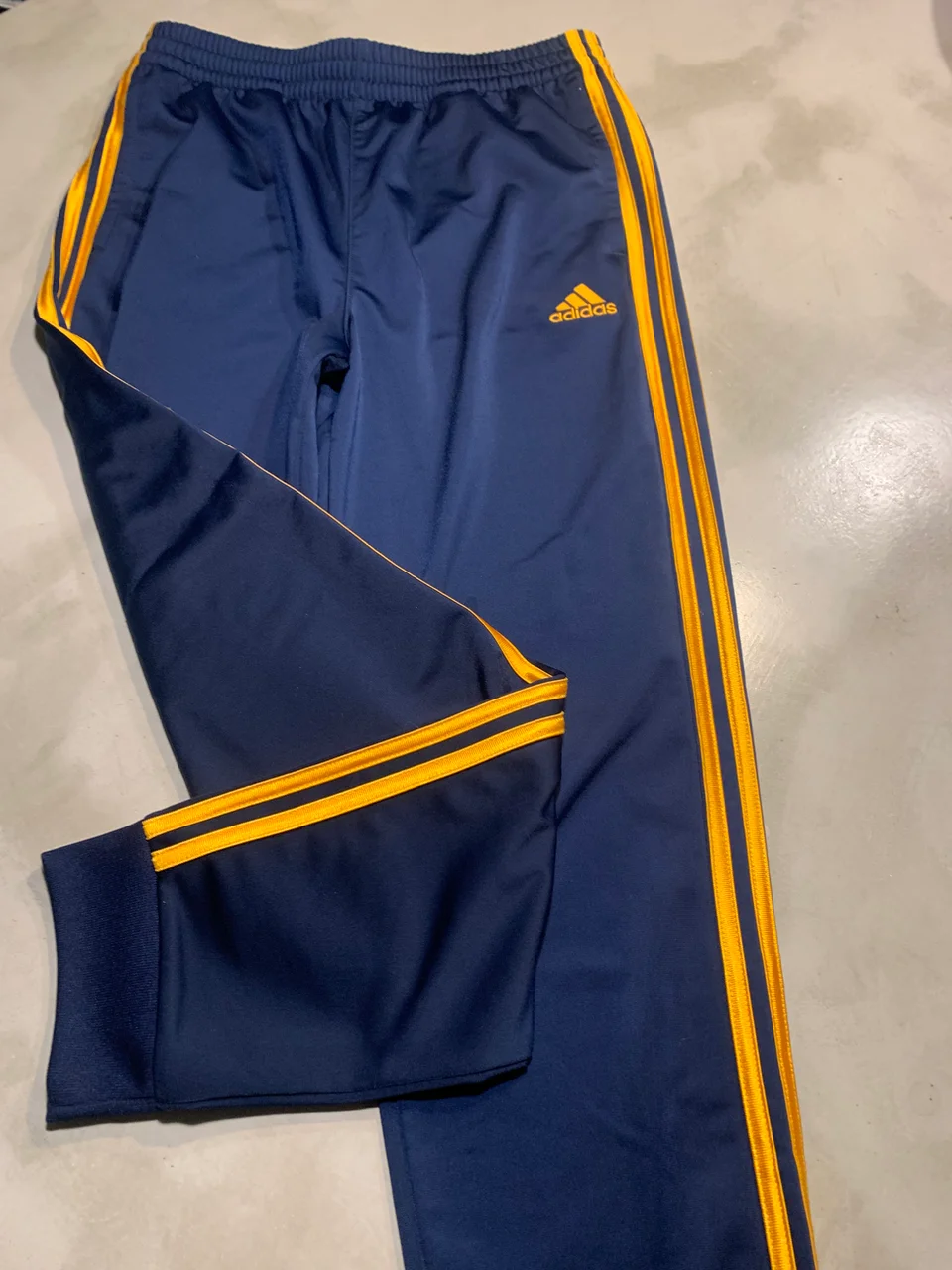 Pantalón adidas · Talle S