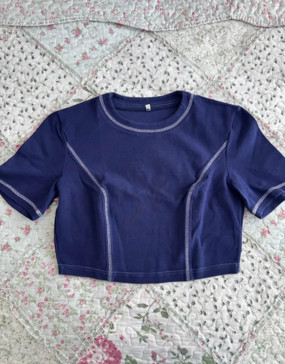 Remera A ≠ · Talle M