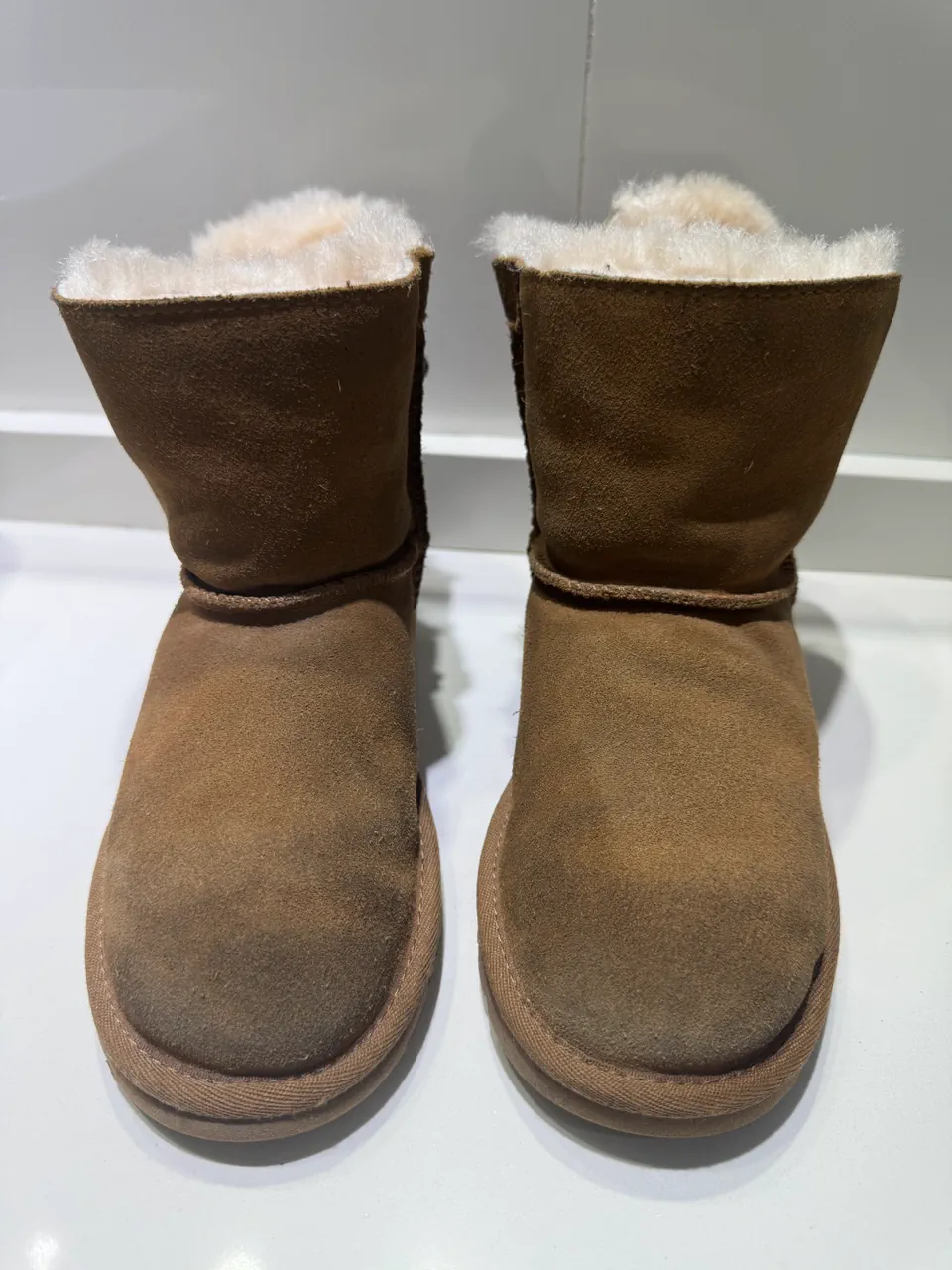 UGG · Talle AR 32