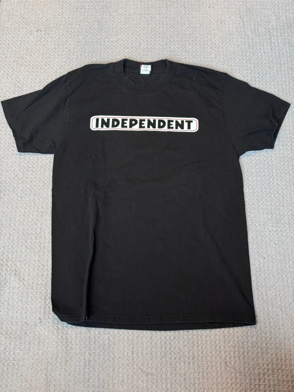 Remera Independent · Talle M