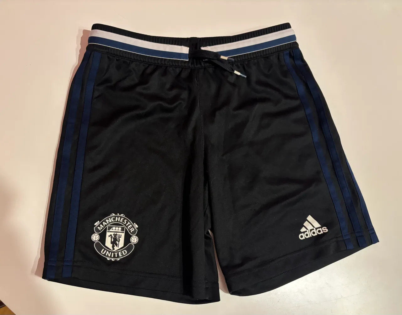 Pantalón adidas · Talle 10 años / 140 cm