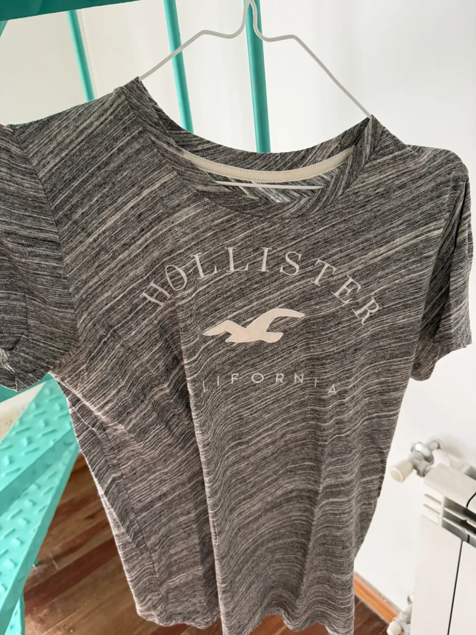Remera Hollister · Talle M