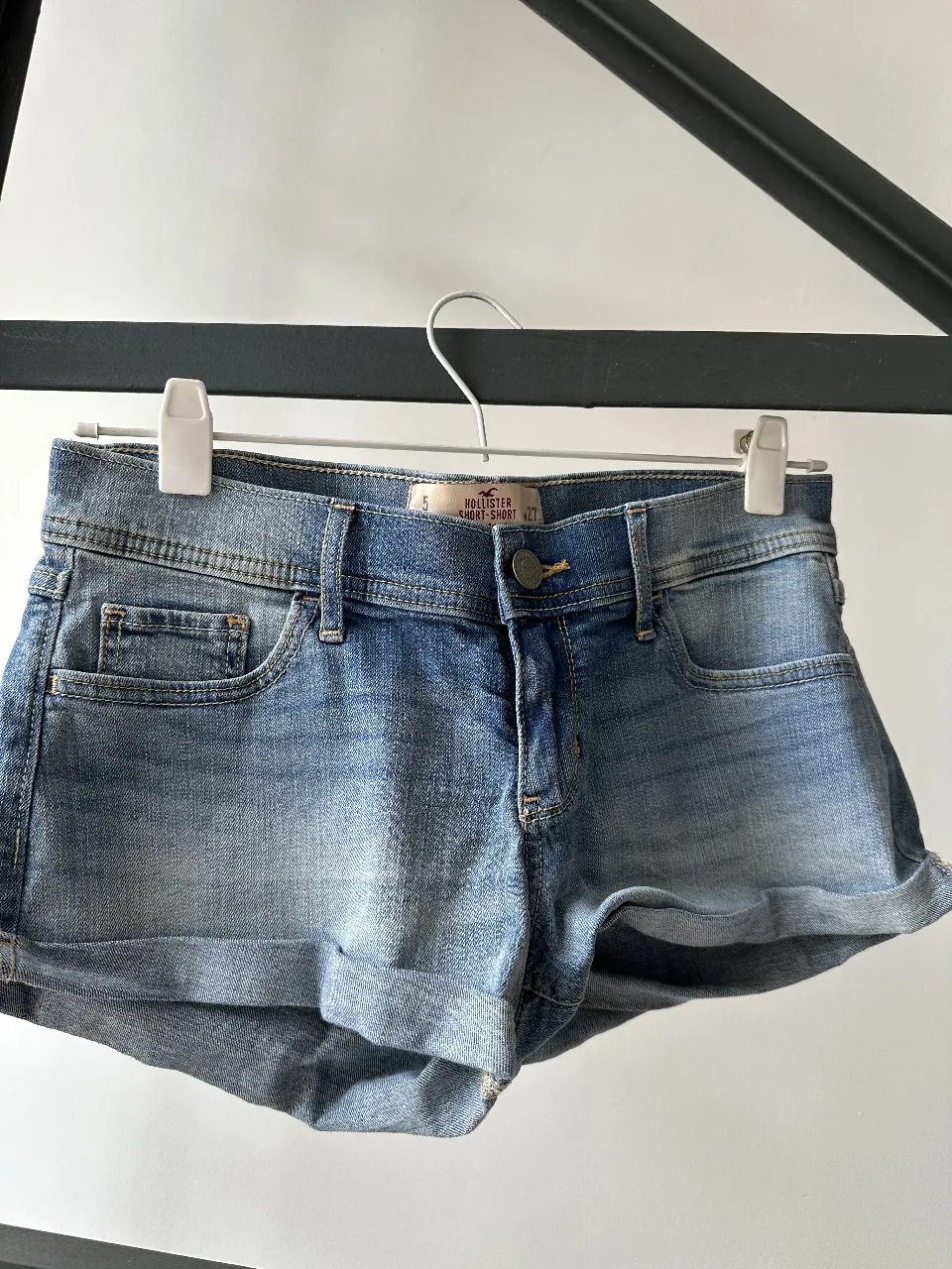 Short Hollister · Talle US 27