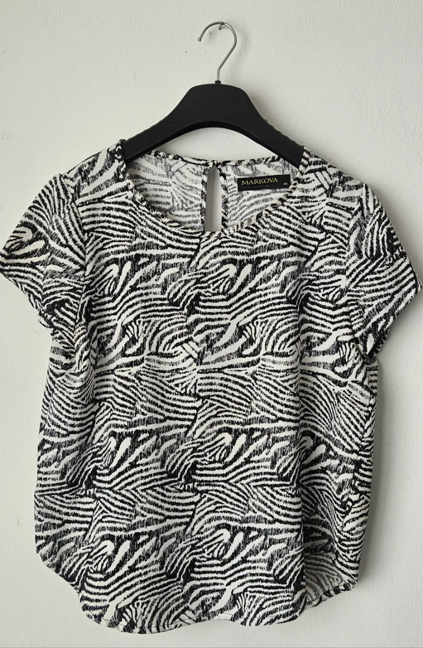 Remera Markova · Talle L