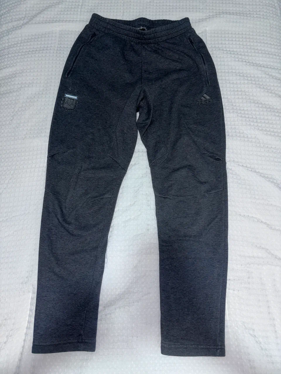 Pantalón adidas · Talle S