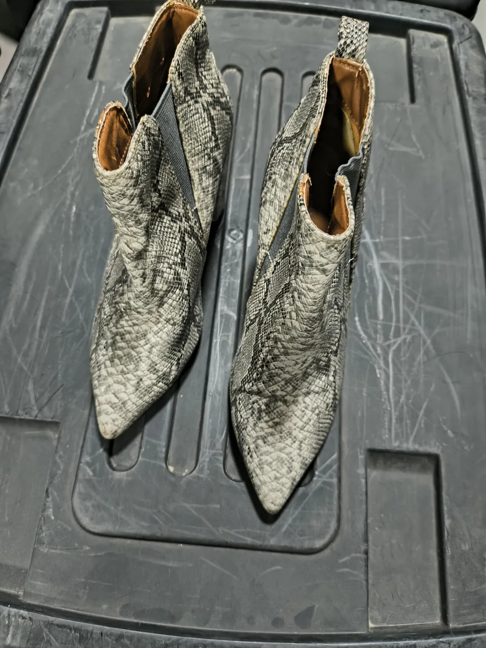 BCBGMAXAZRIA · Talle AR 37