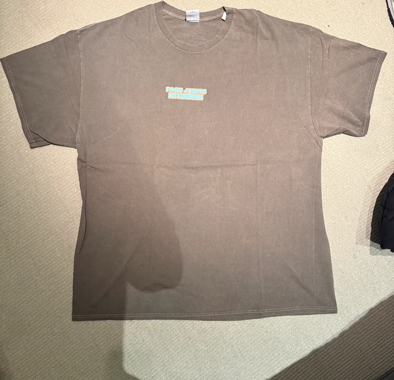 Remera Urban Outfitters · Talle L