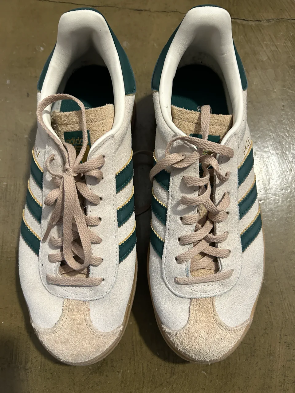 adidas · Talle AR 40