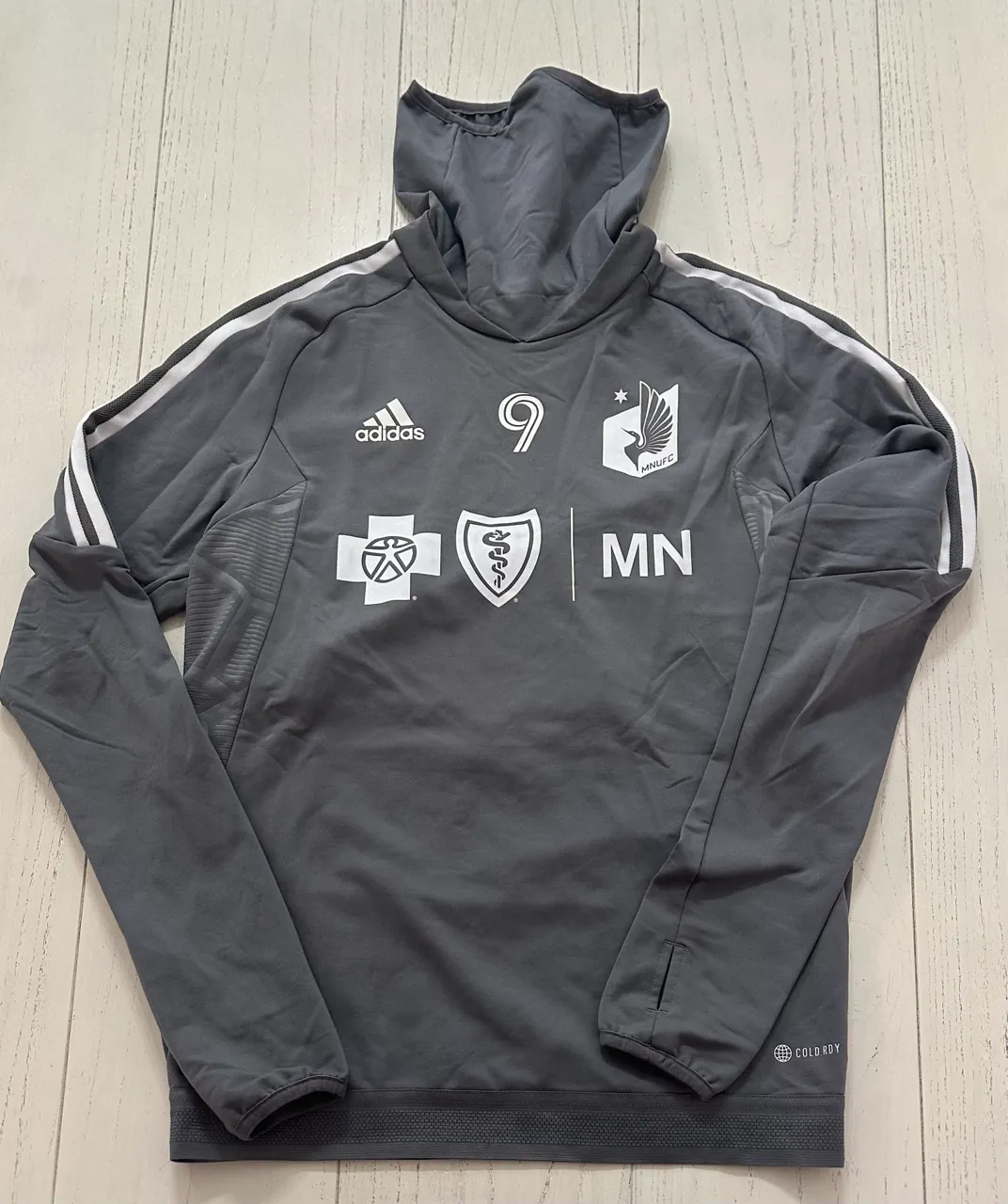 Buzo adidas · Talle M