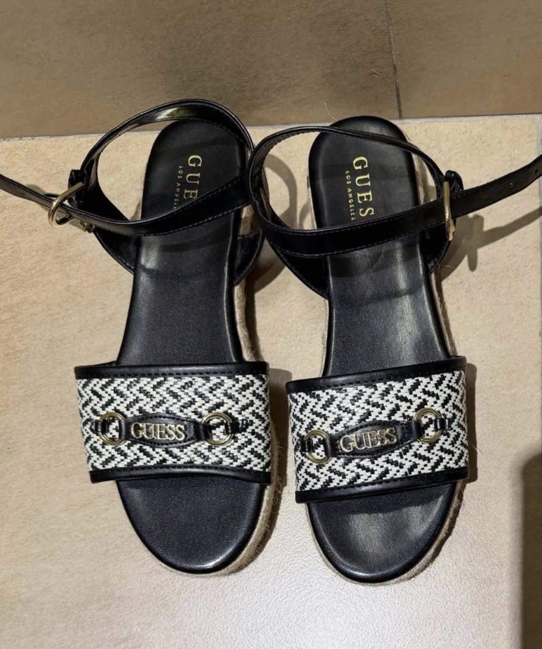 Sandalias GUESS · Talle AR 39