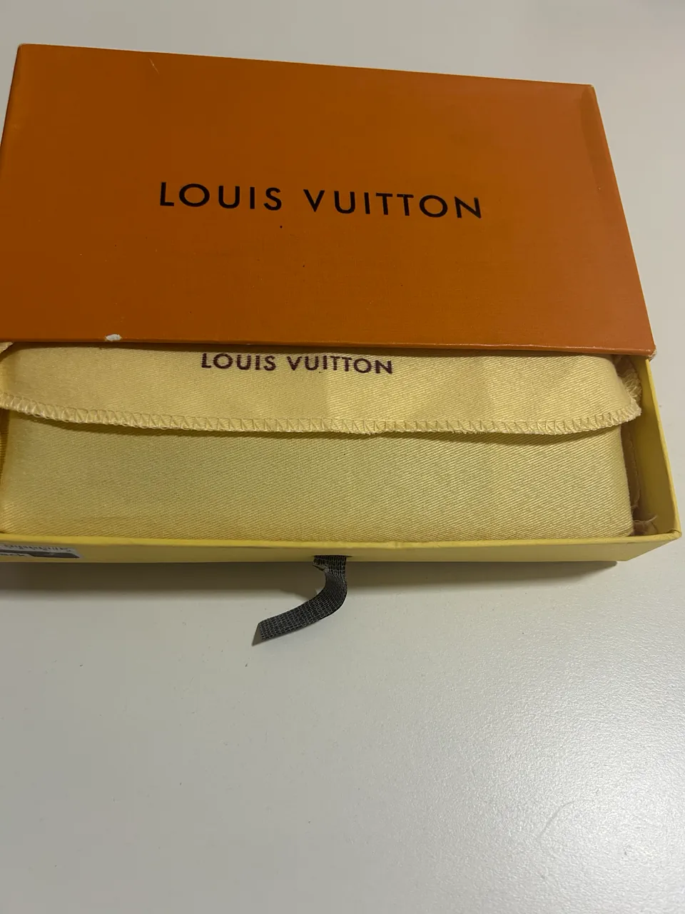 Billetera Louis Vuitton - imagen 1