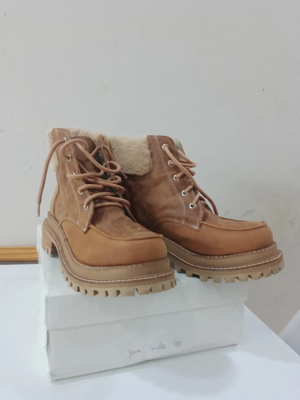Botas .., - imagen 1
