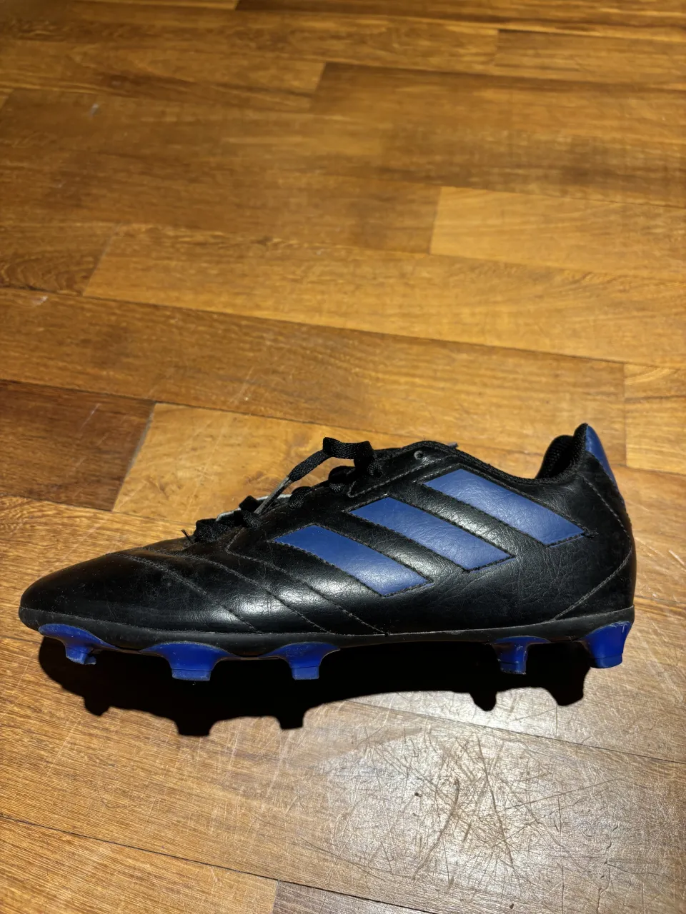 Botín de fútbol adidas · Talle AR 37