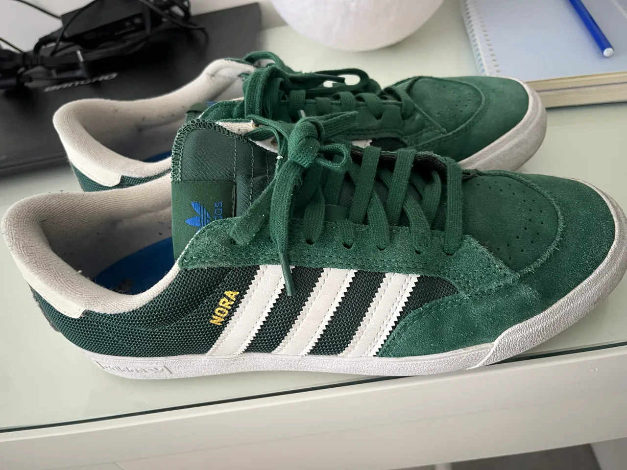 adidas · Talle AR 42