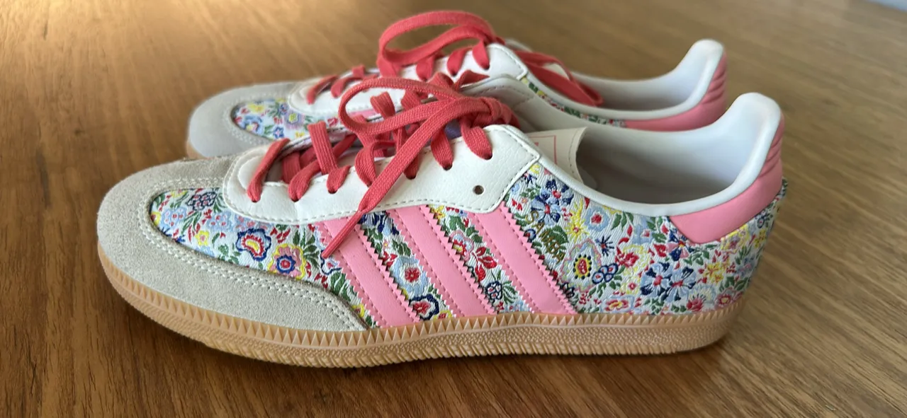 adidas · Talle AR 39