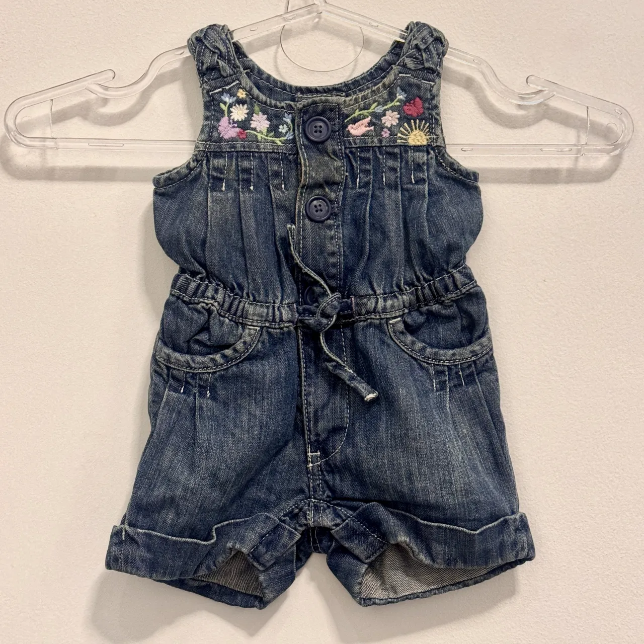 Jardinero corto BabyGap · Talle 1-3 meses / 56 cm