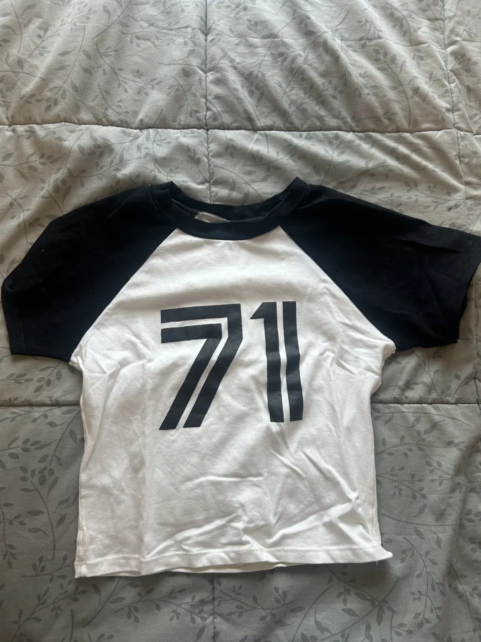 Remera A ≠ · Talle M