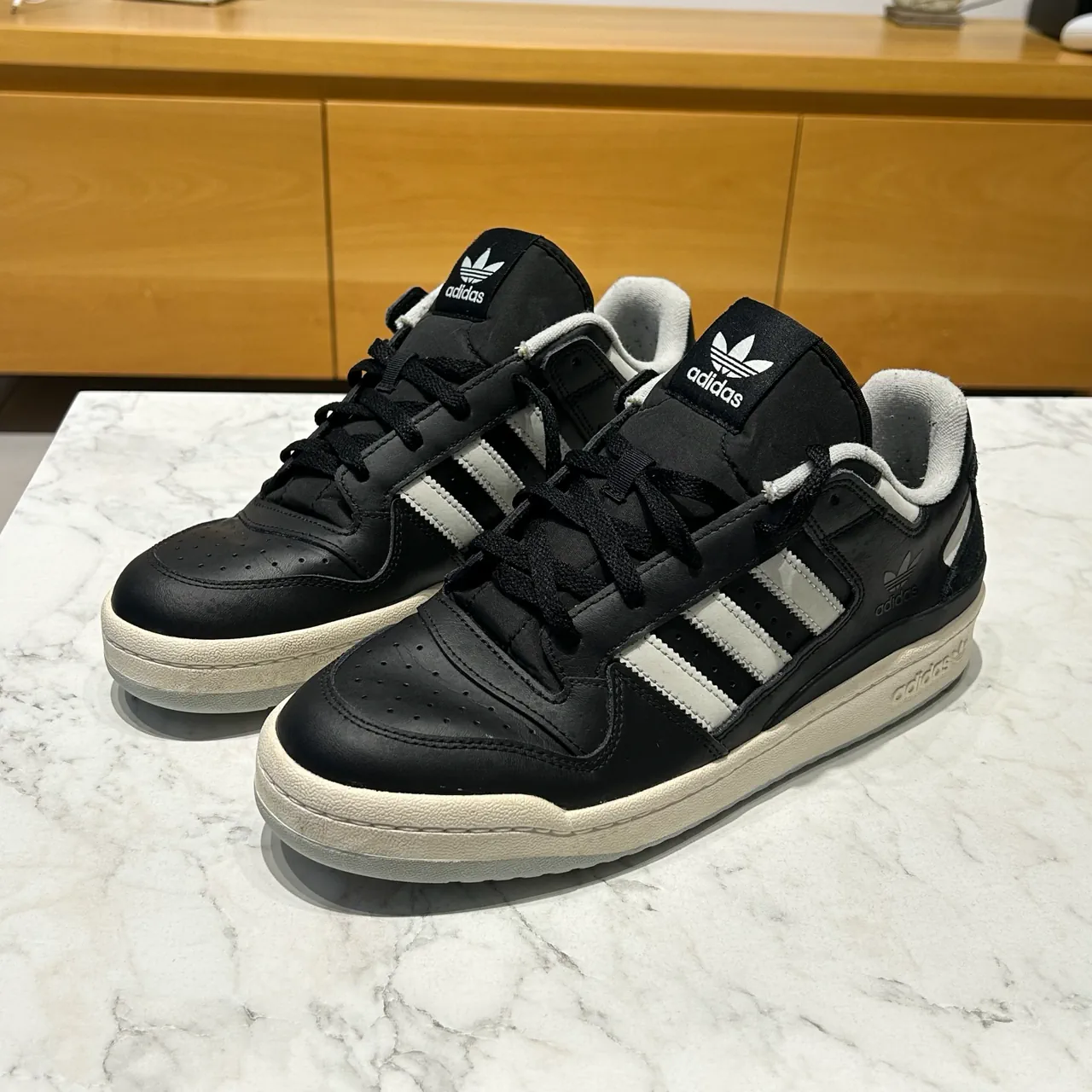 adidas · Talle AR 43