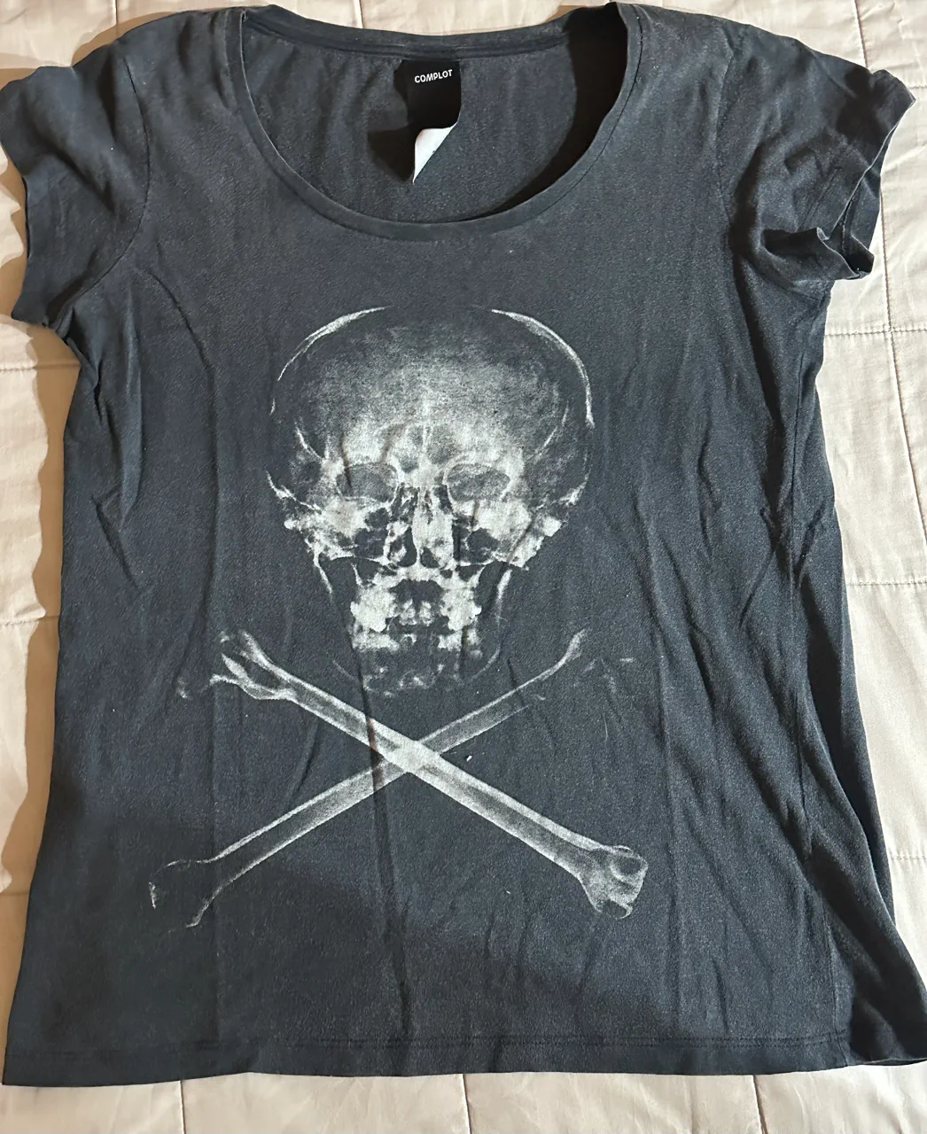 Remera Complot · Talle S