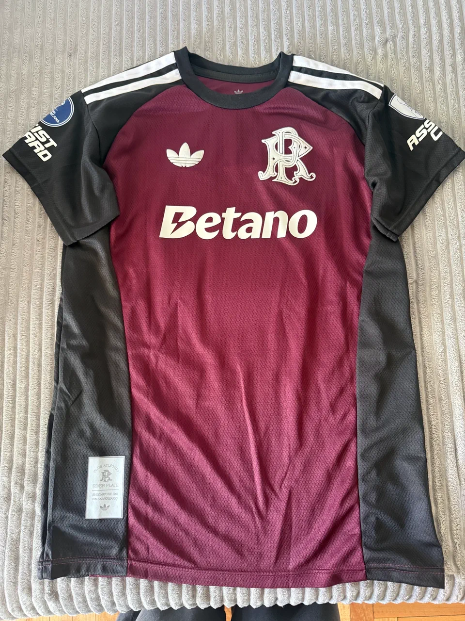Camiseta adidas · Talle L