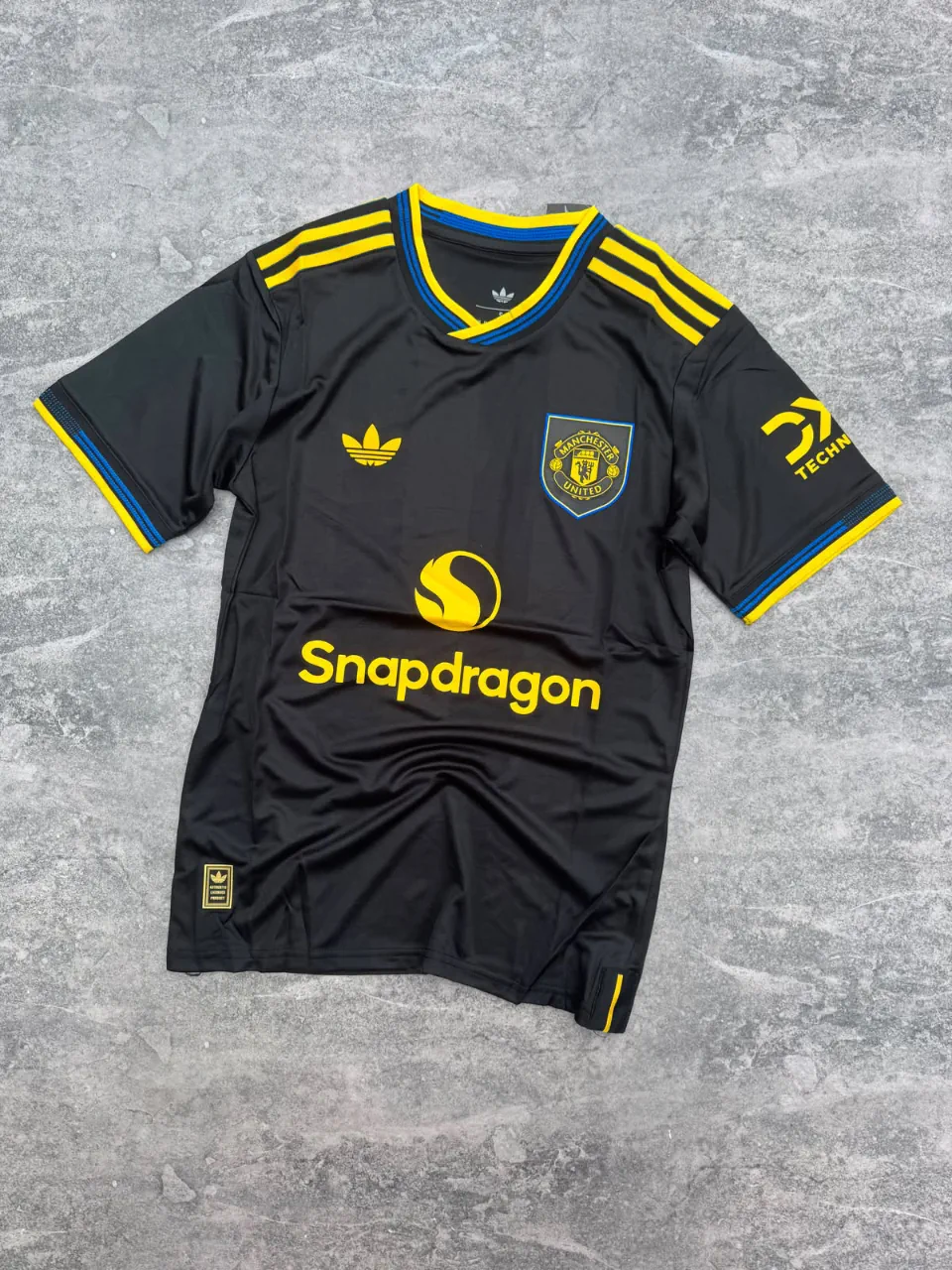 Camiseta adidas · Talle L