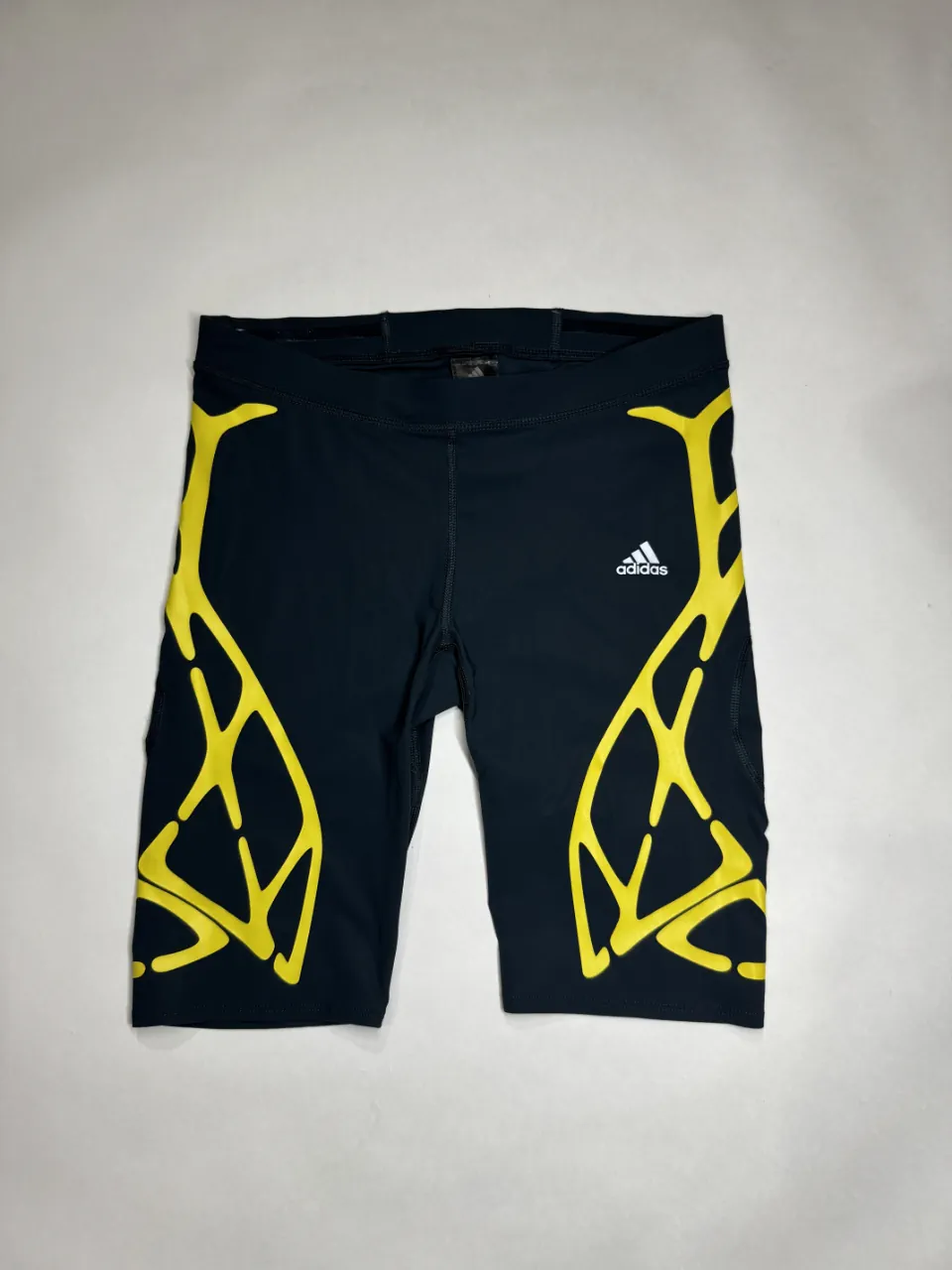 adidas · Talle EU 40