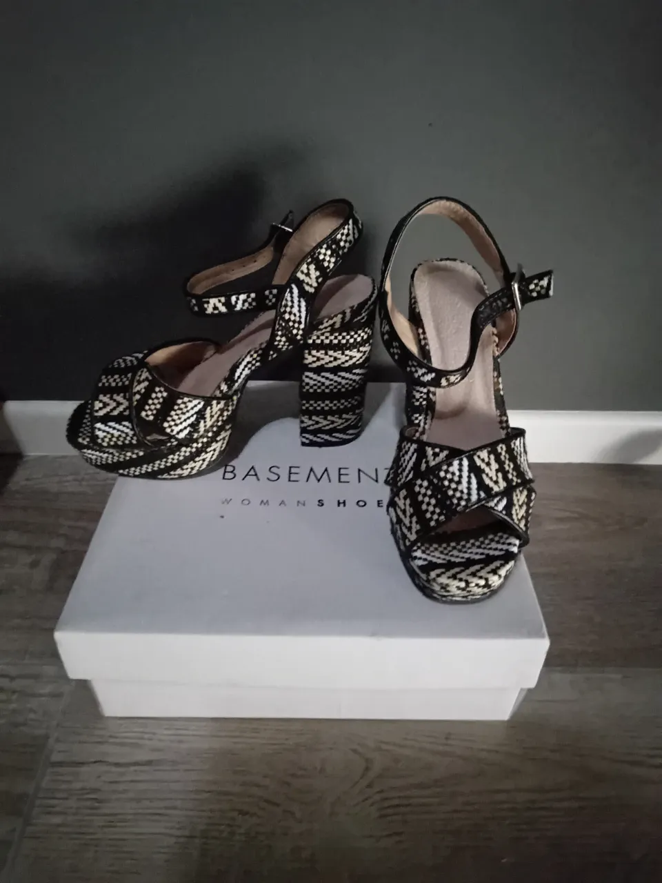 Basement · Talle EU 35