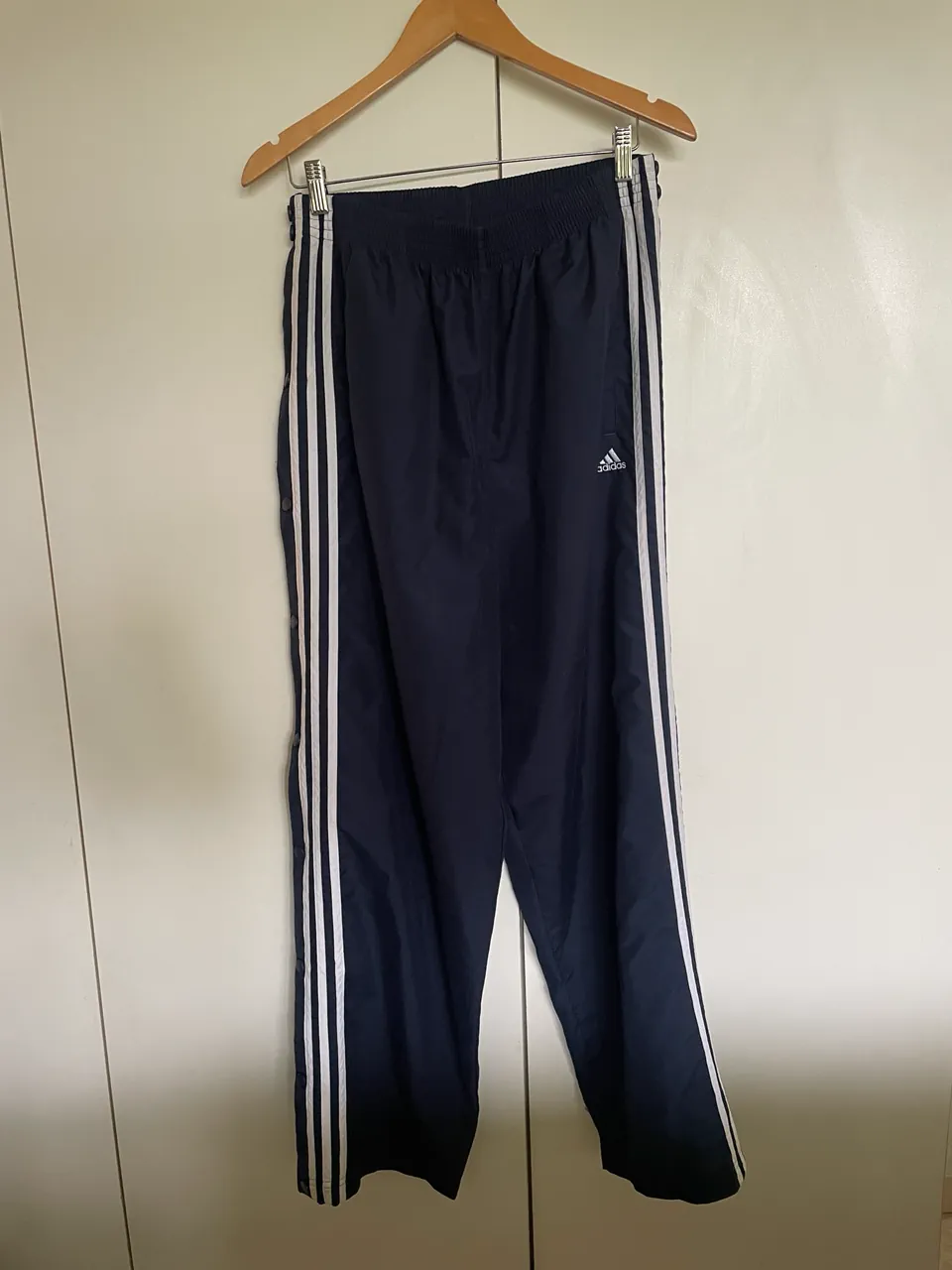 Pantalón adidas · Talle L