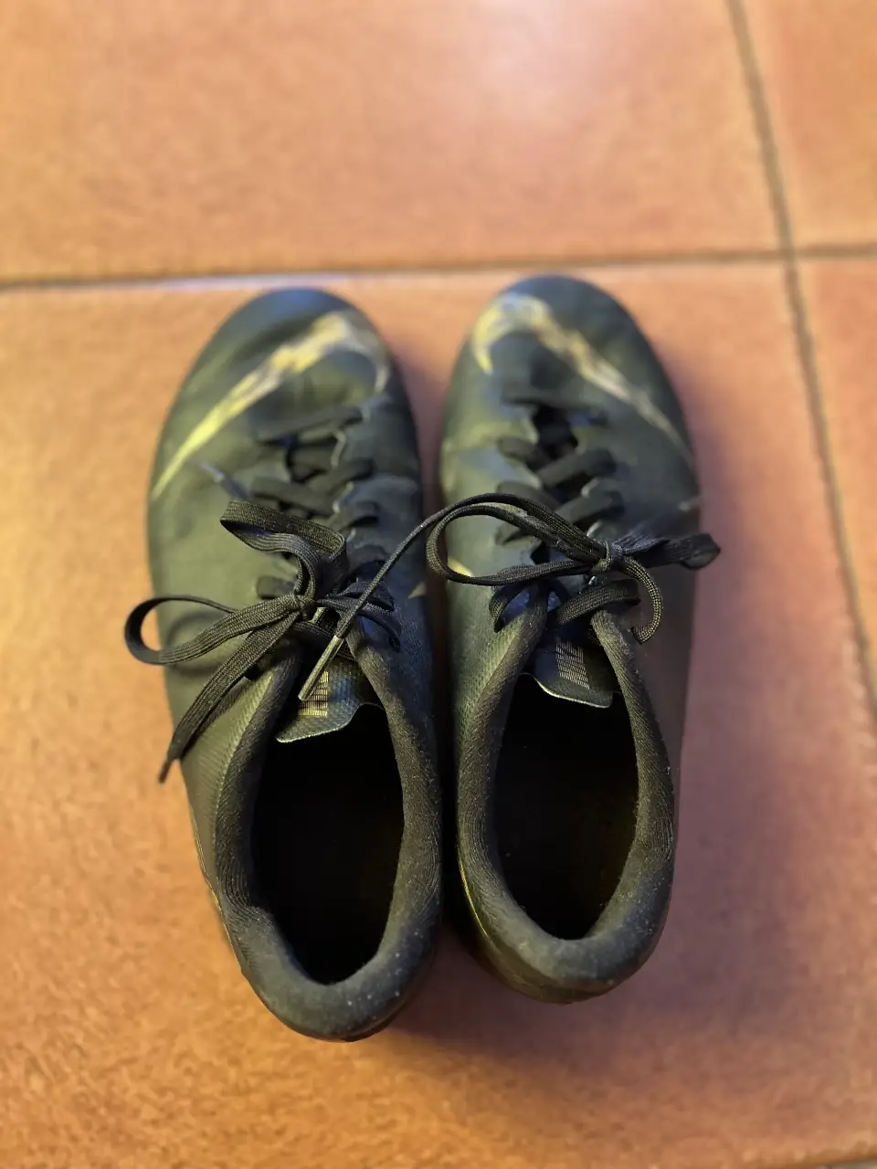 Botín de fútbol Nike · Talle AR 36