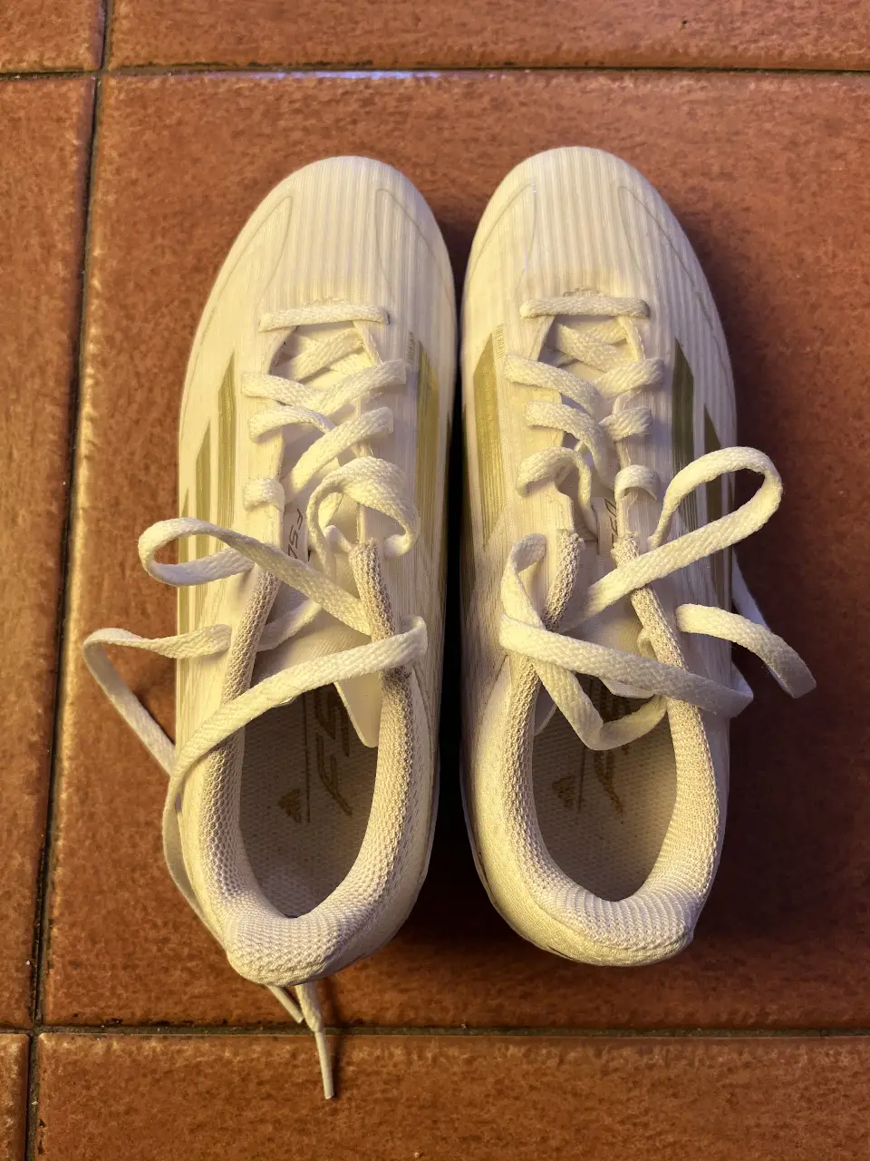 Botín de fútbol adidas · Talle AR 36