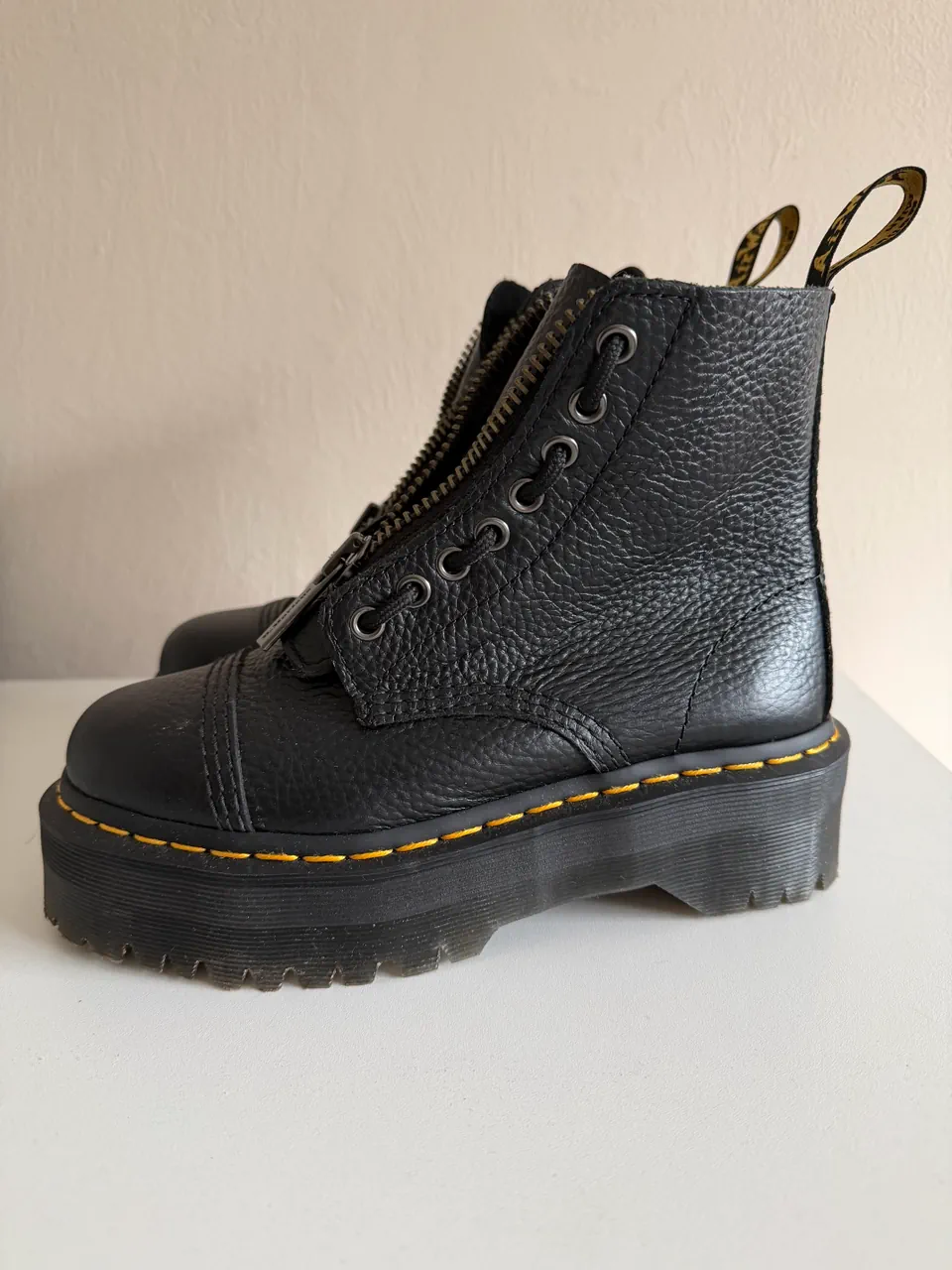 Dr. Martens · Talle AR 37