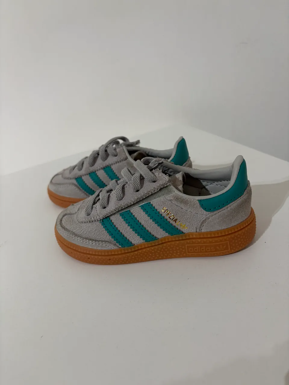 adidas · Talle AR 22