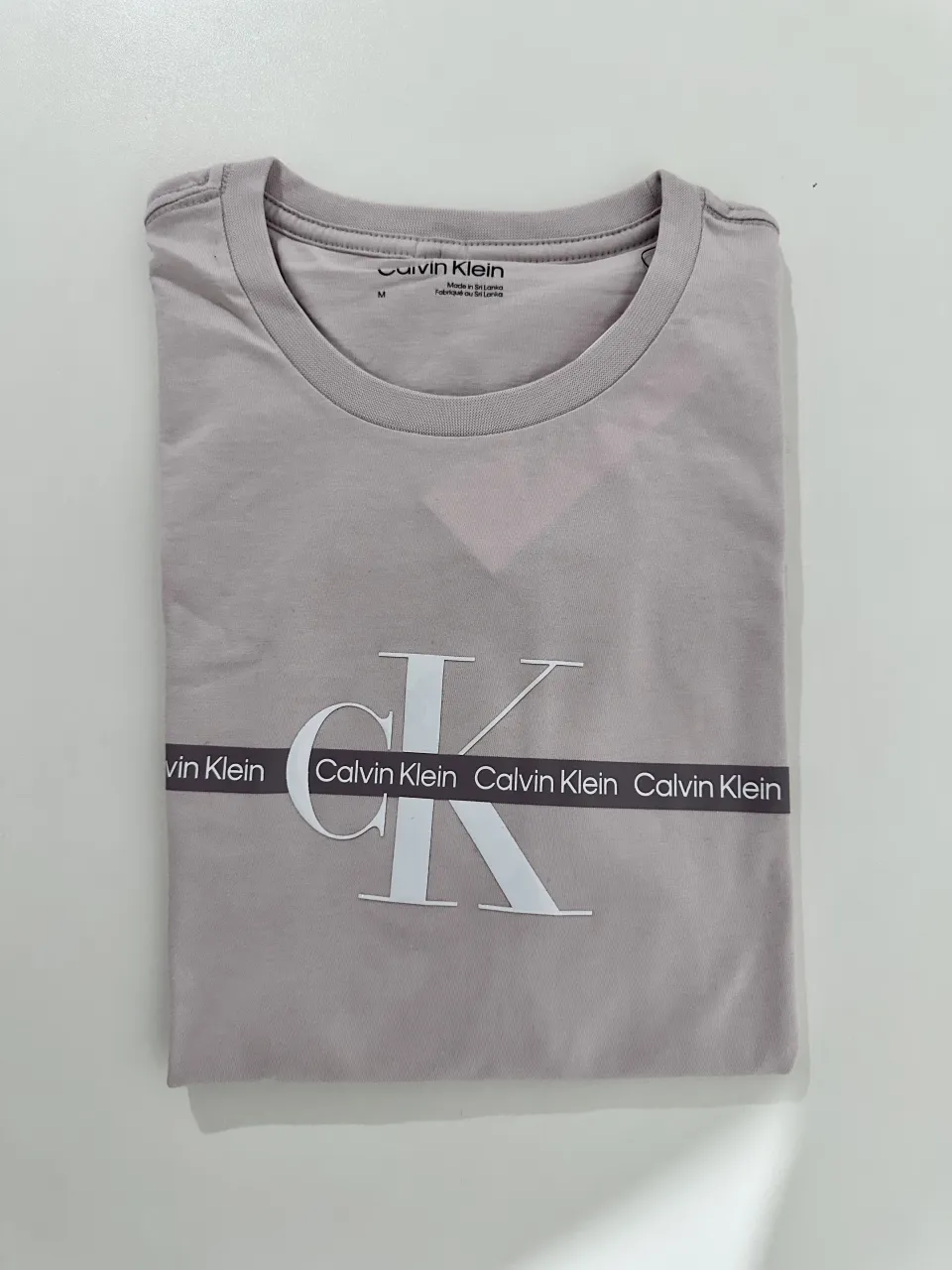 Remera Calvin Klein · Talle M
