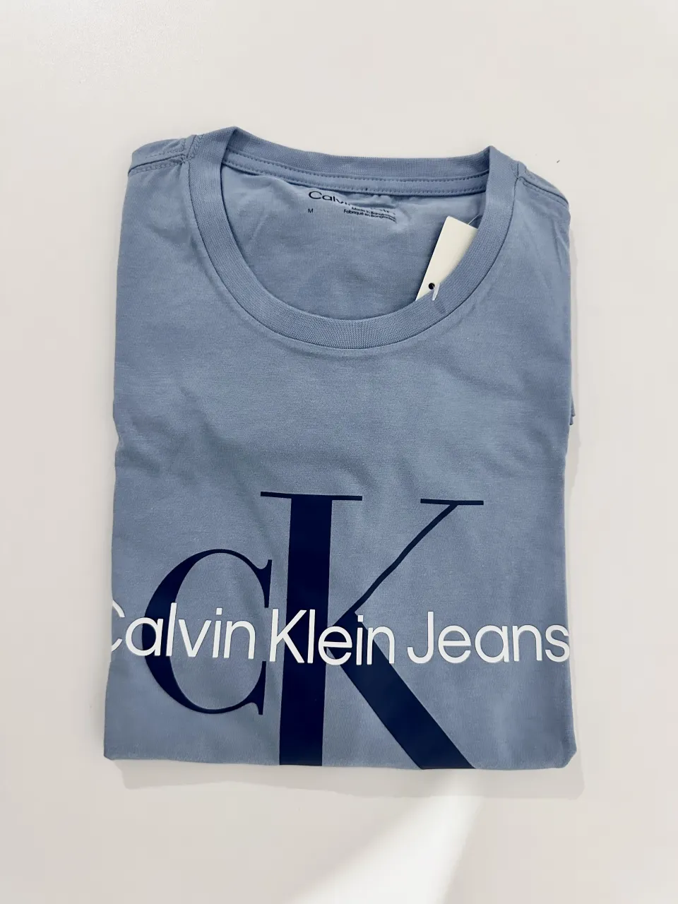 Remera Calvin Klein · Talle M