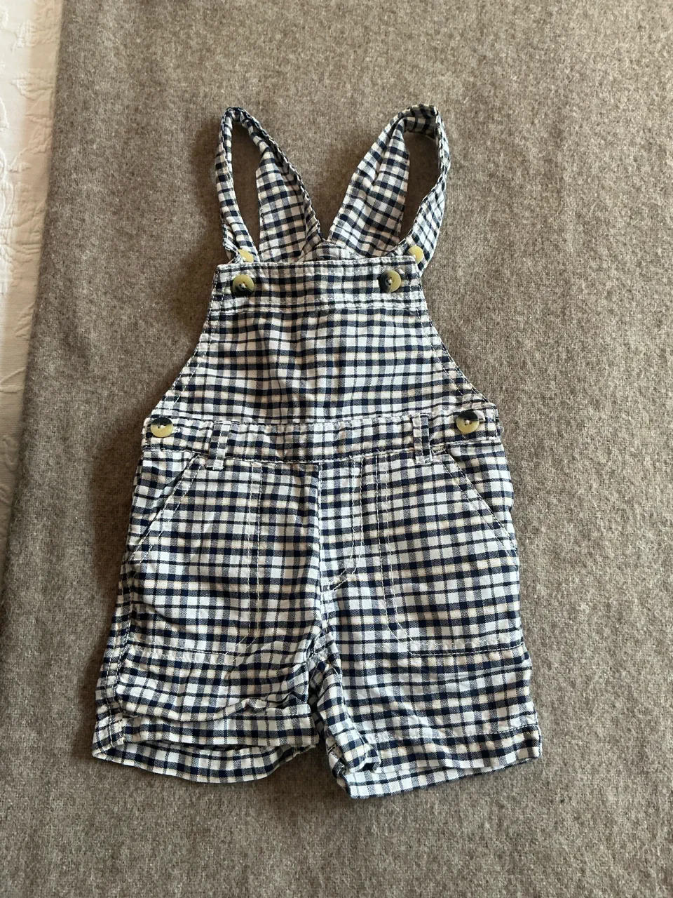 Jardinero corto Sfera · Talle 18–24 meses / 86 cm