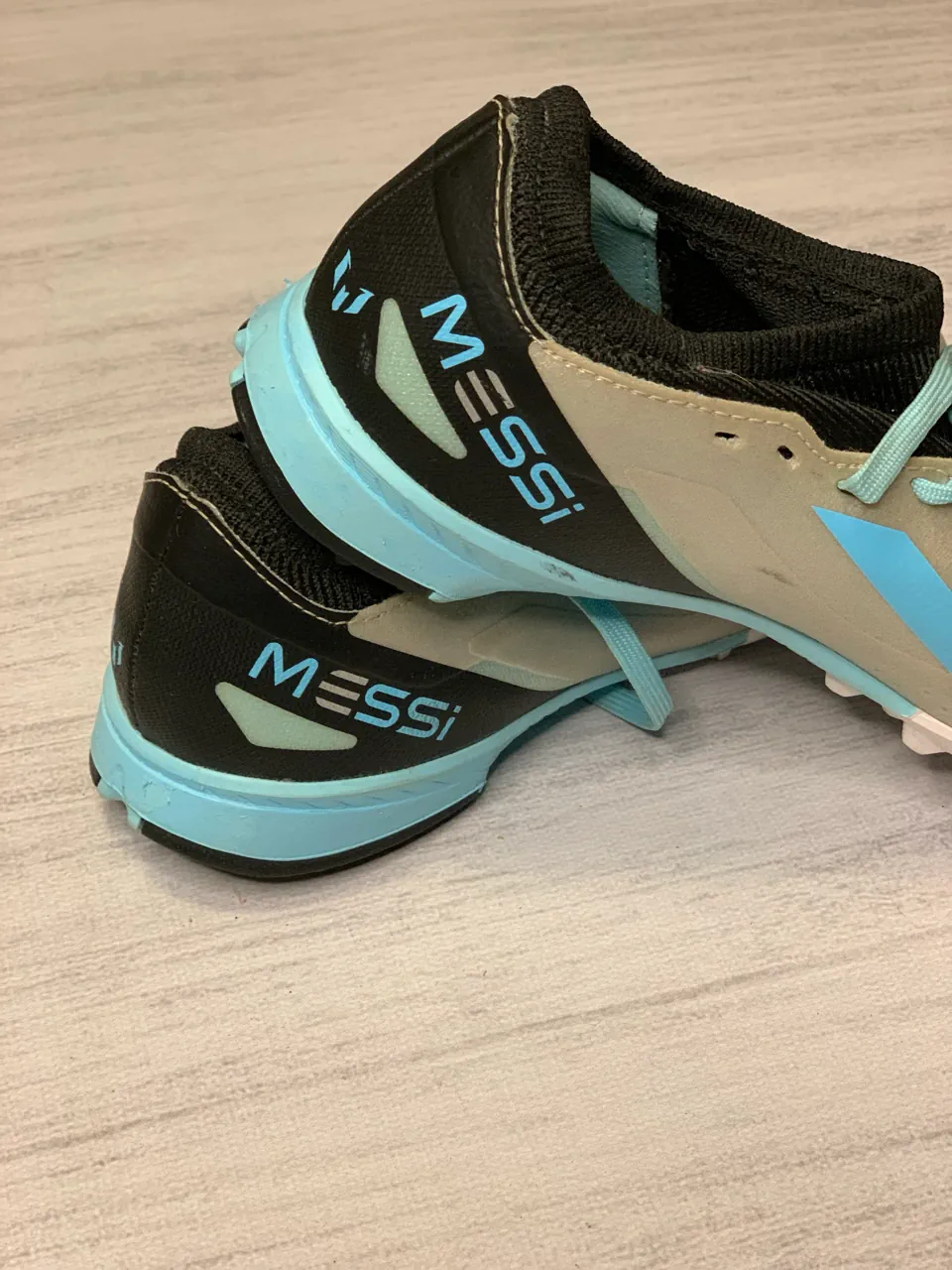 adidas · Talle AR 33