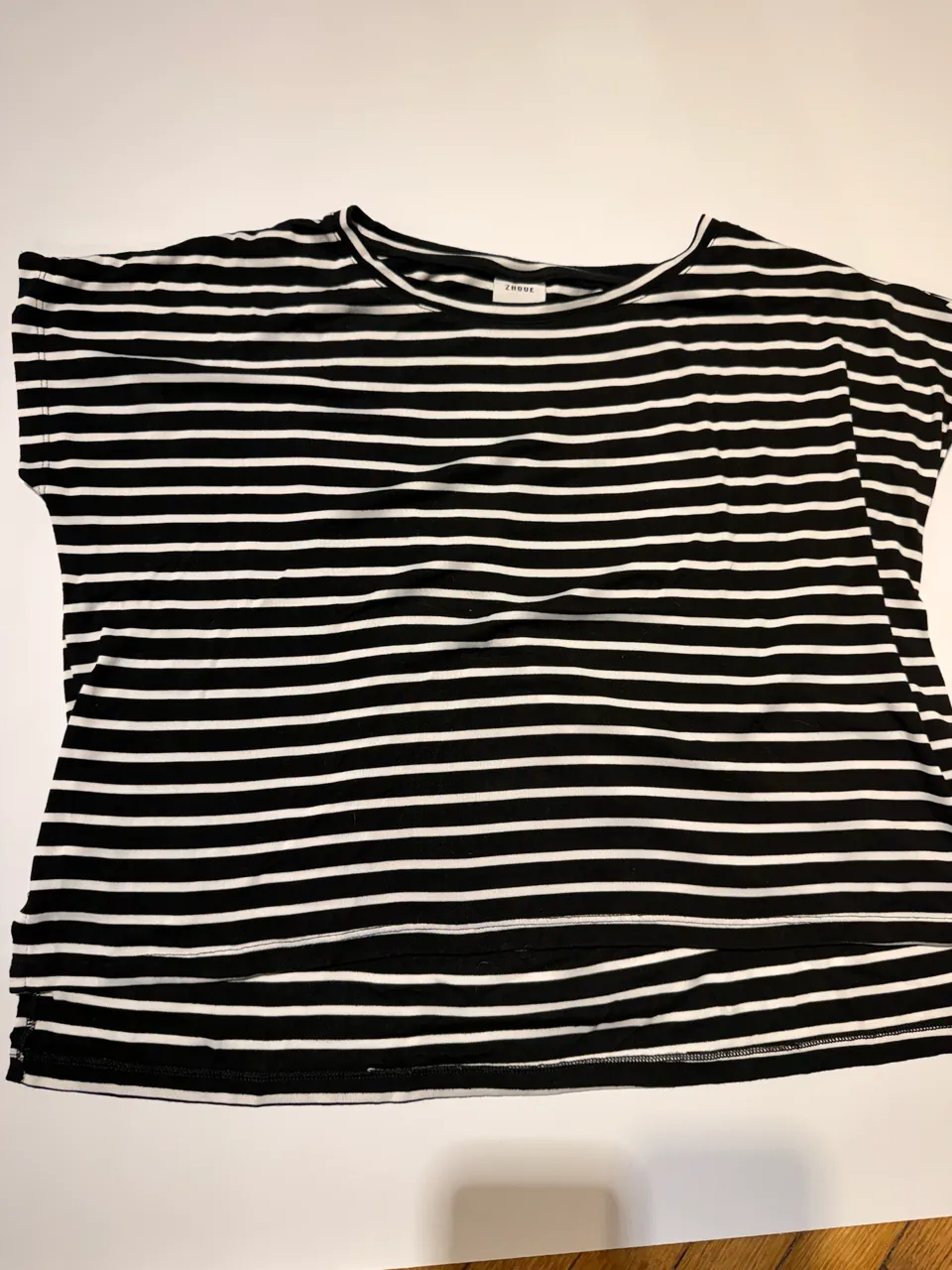 Remera Zhoue · Talle S