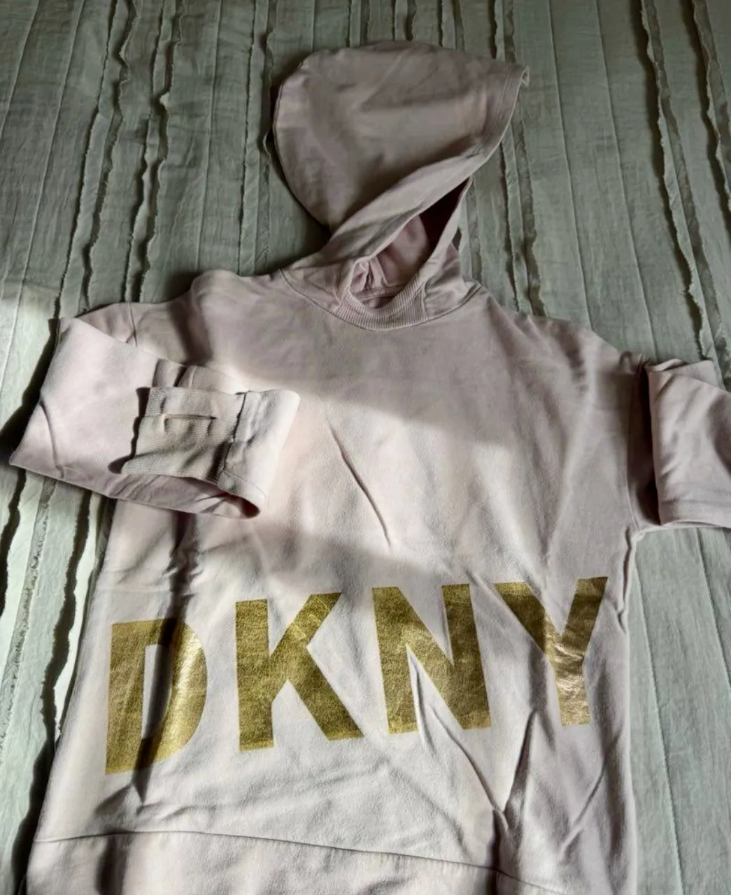 Buzo DKNY · Talle 7 años / 122 cm