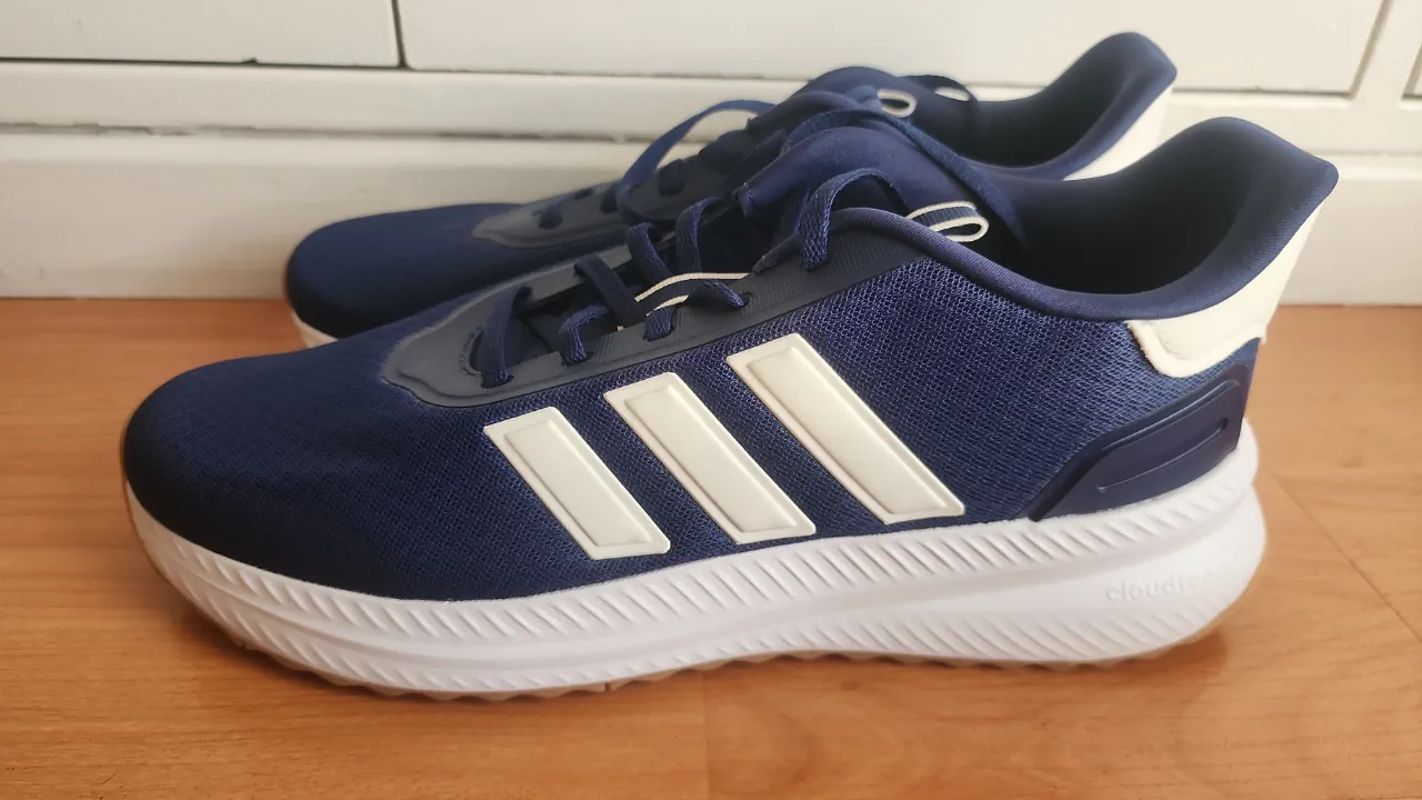 adidas · Talle AR 44