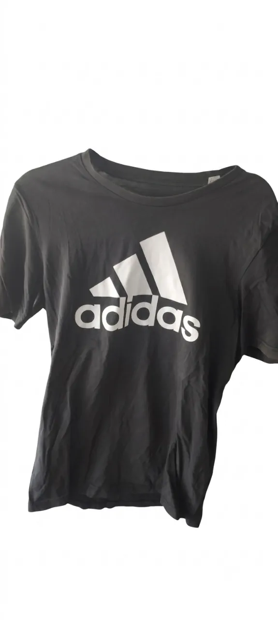 Remera adidas · Talle M