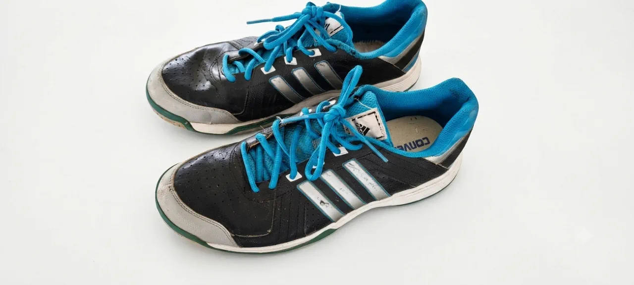 adidas · Talle AR 44