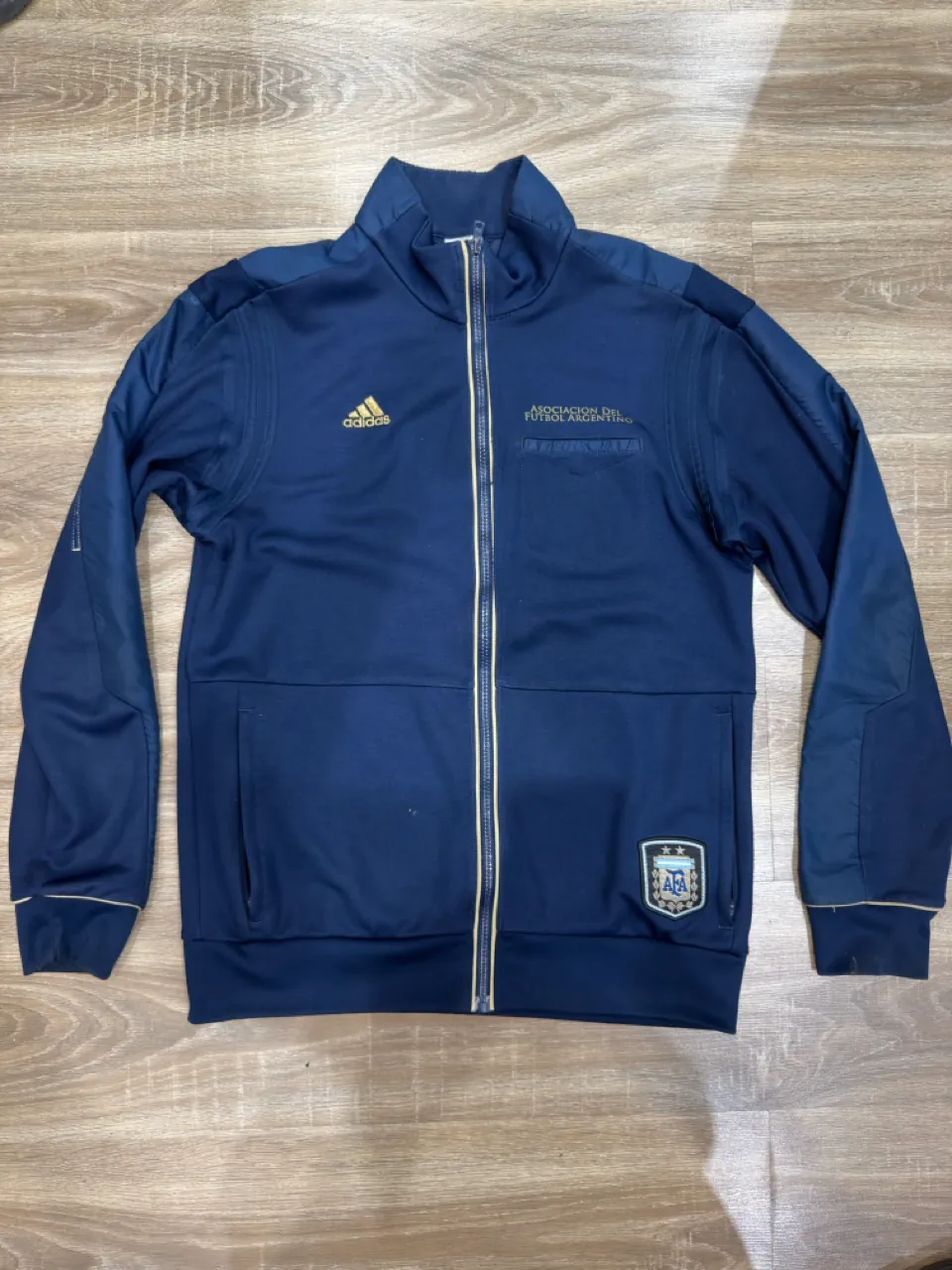 Buzo adidas · Talle M
