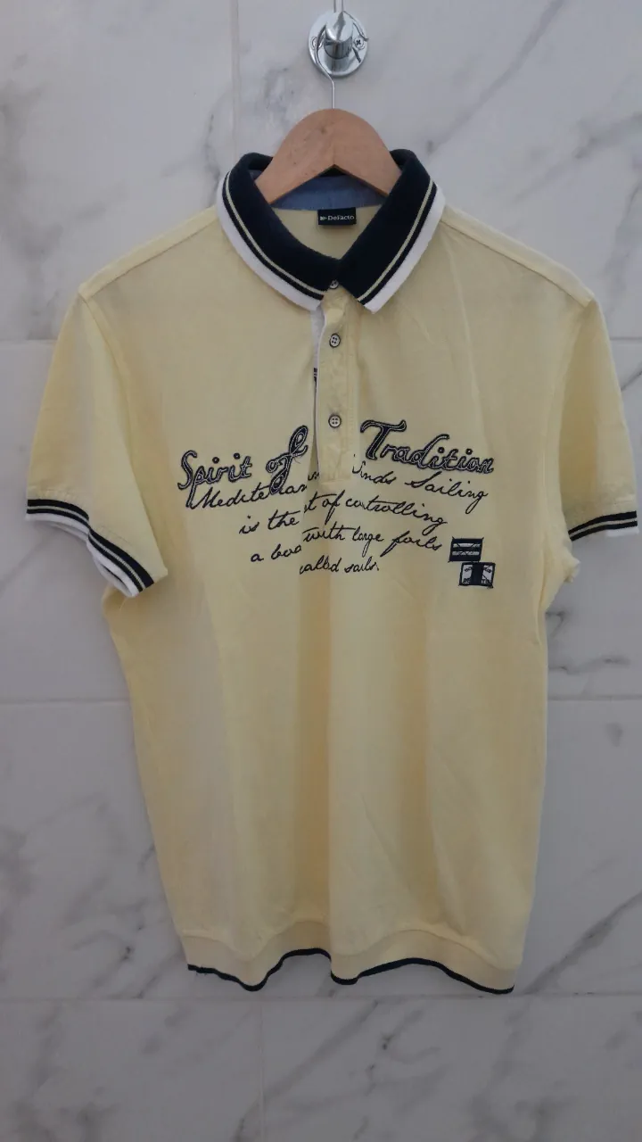 Remera Defacto · Talle M