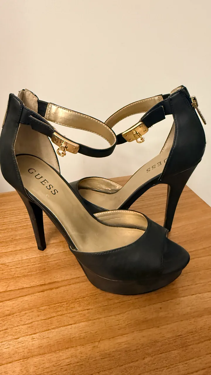 GUESS · Talle AR 37